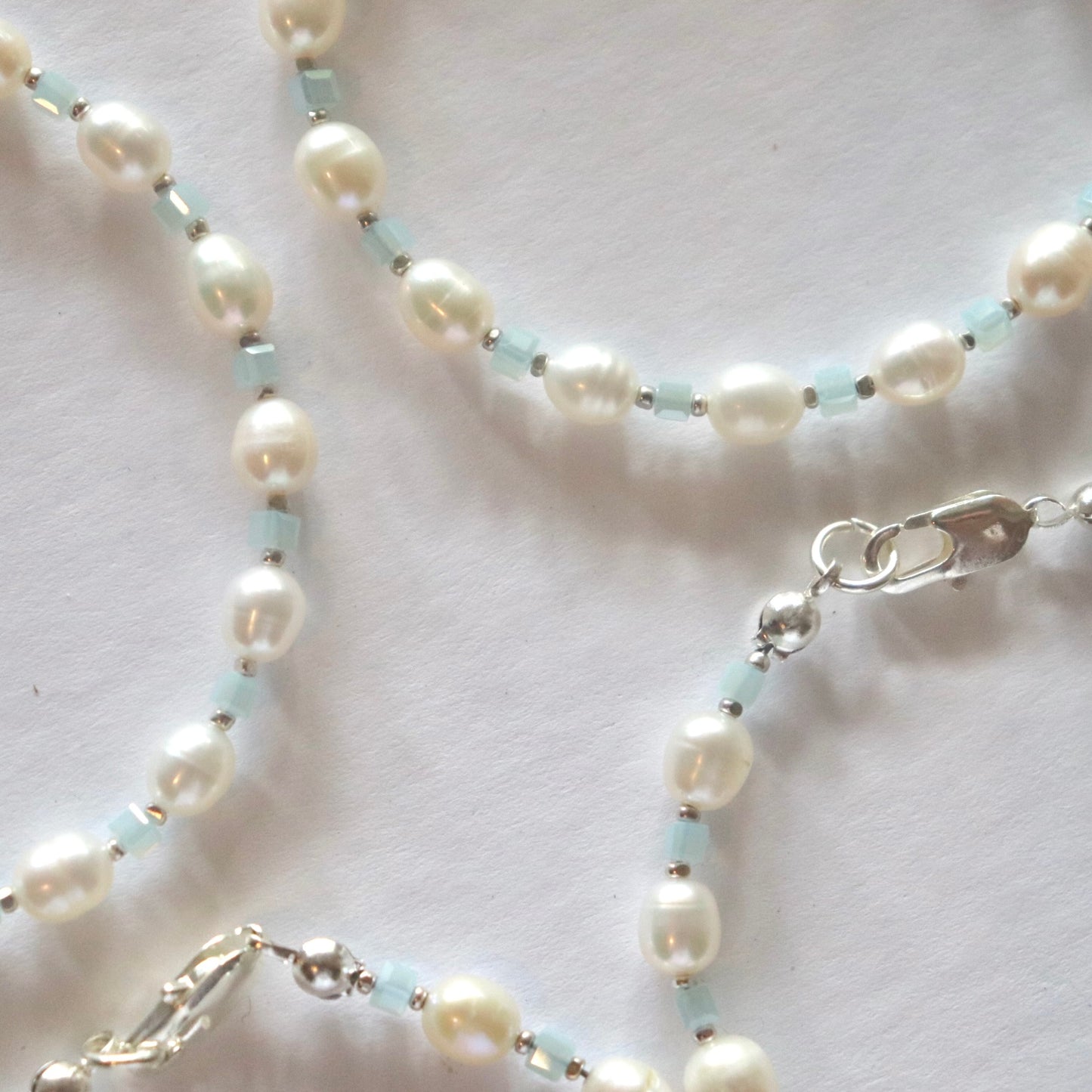 Simple pearl bracelet