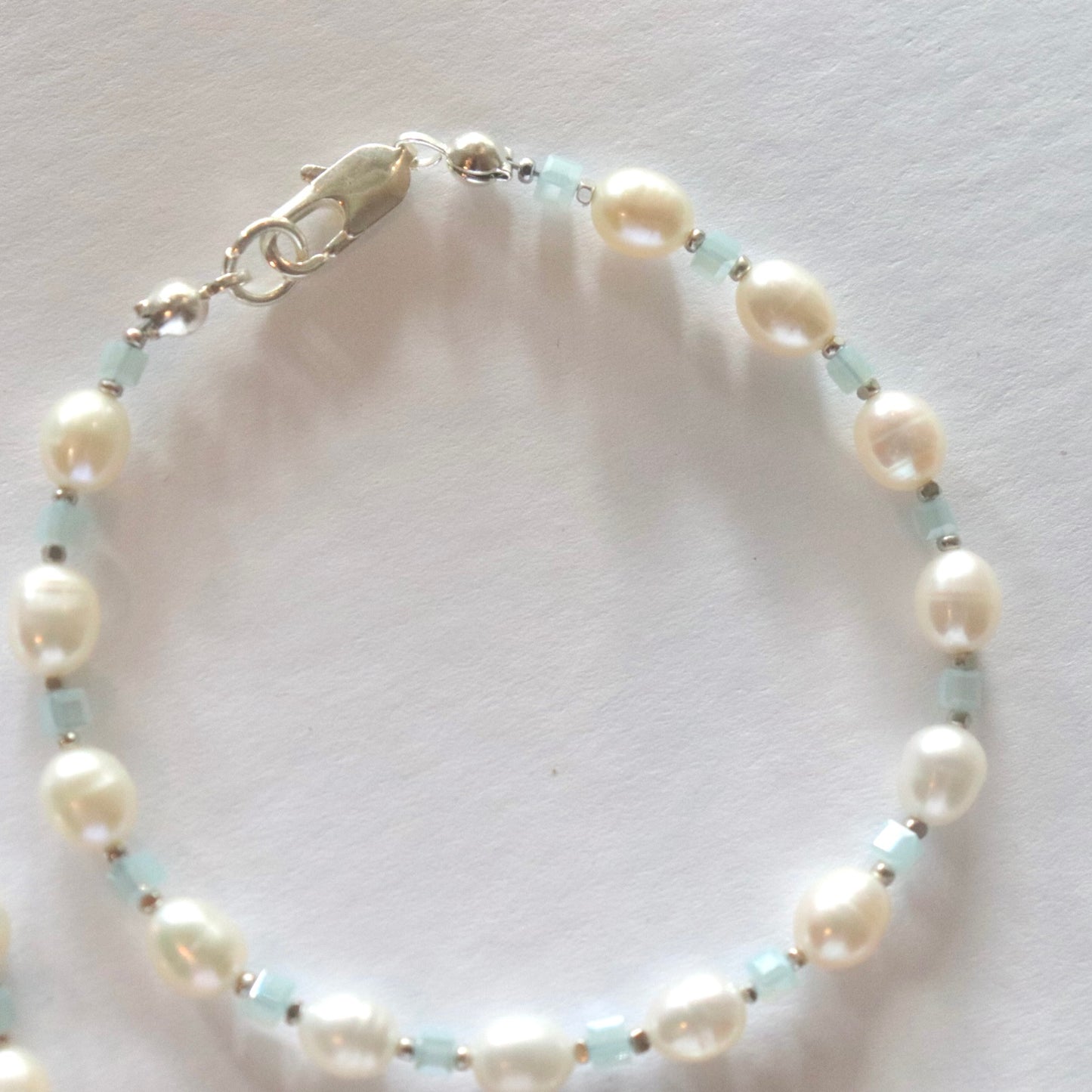 Simple pearl bracelet