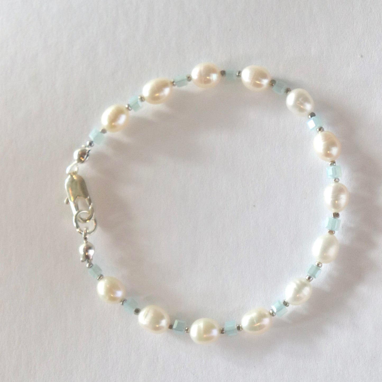 Simple pearl bracelet