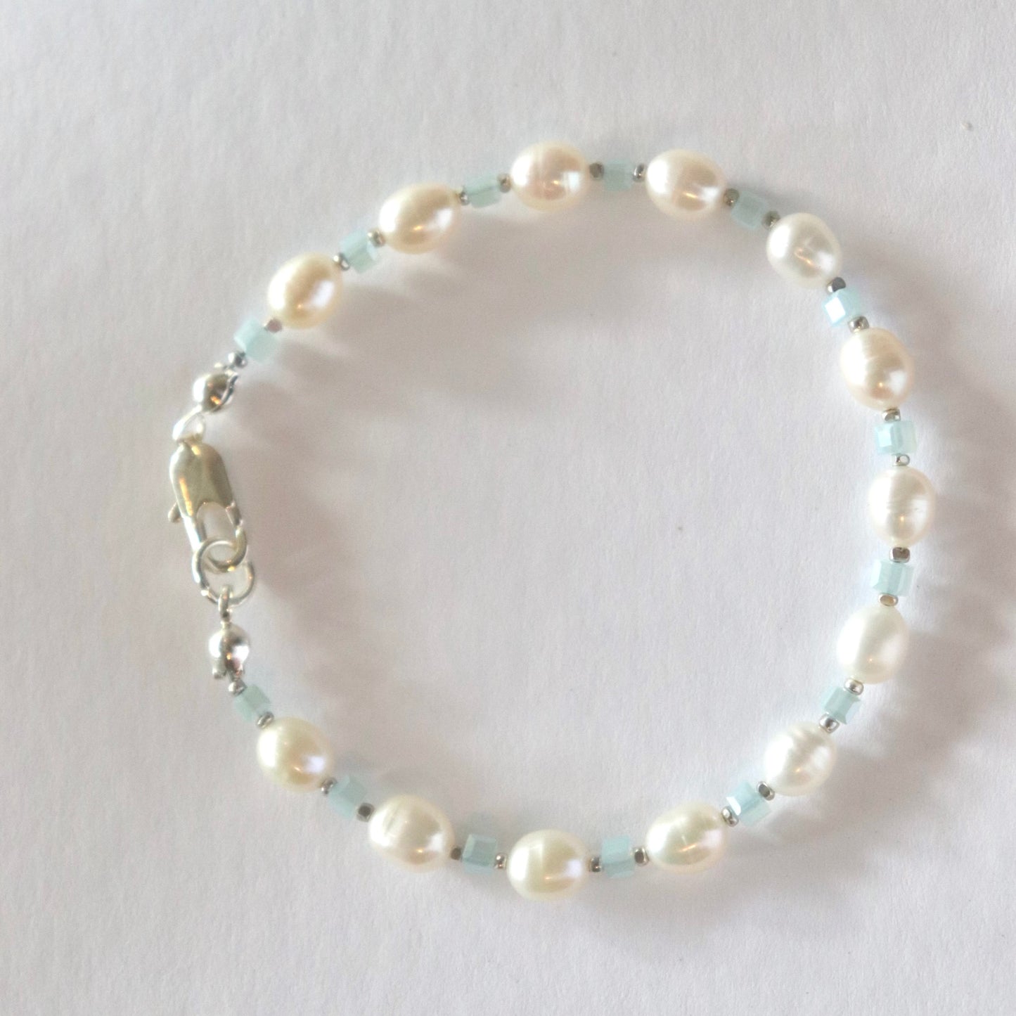 Simple pearl bracelet