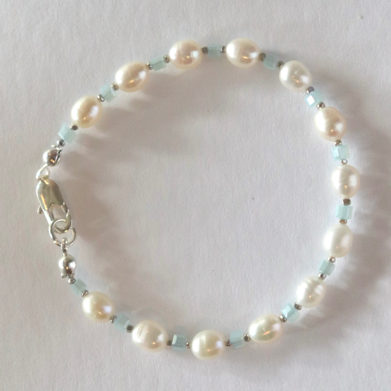 Simple pearl bracelet